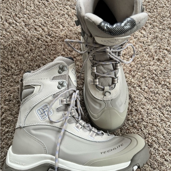 Woman’s Columbia Techlite Boots - Picture 2 of 3